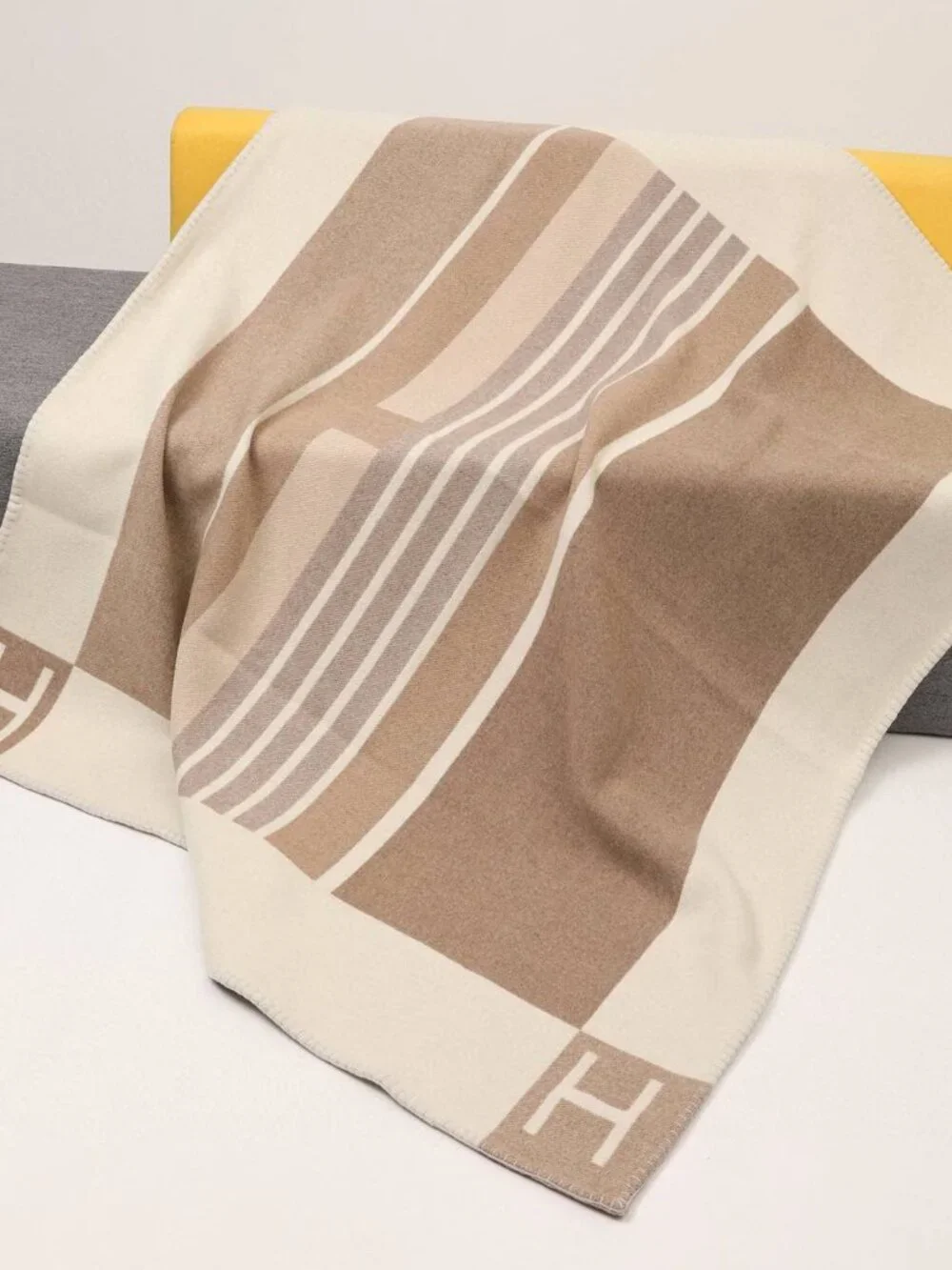 Hermes Avalon Vibration throw blanket 140 x 170 cm